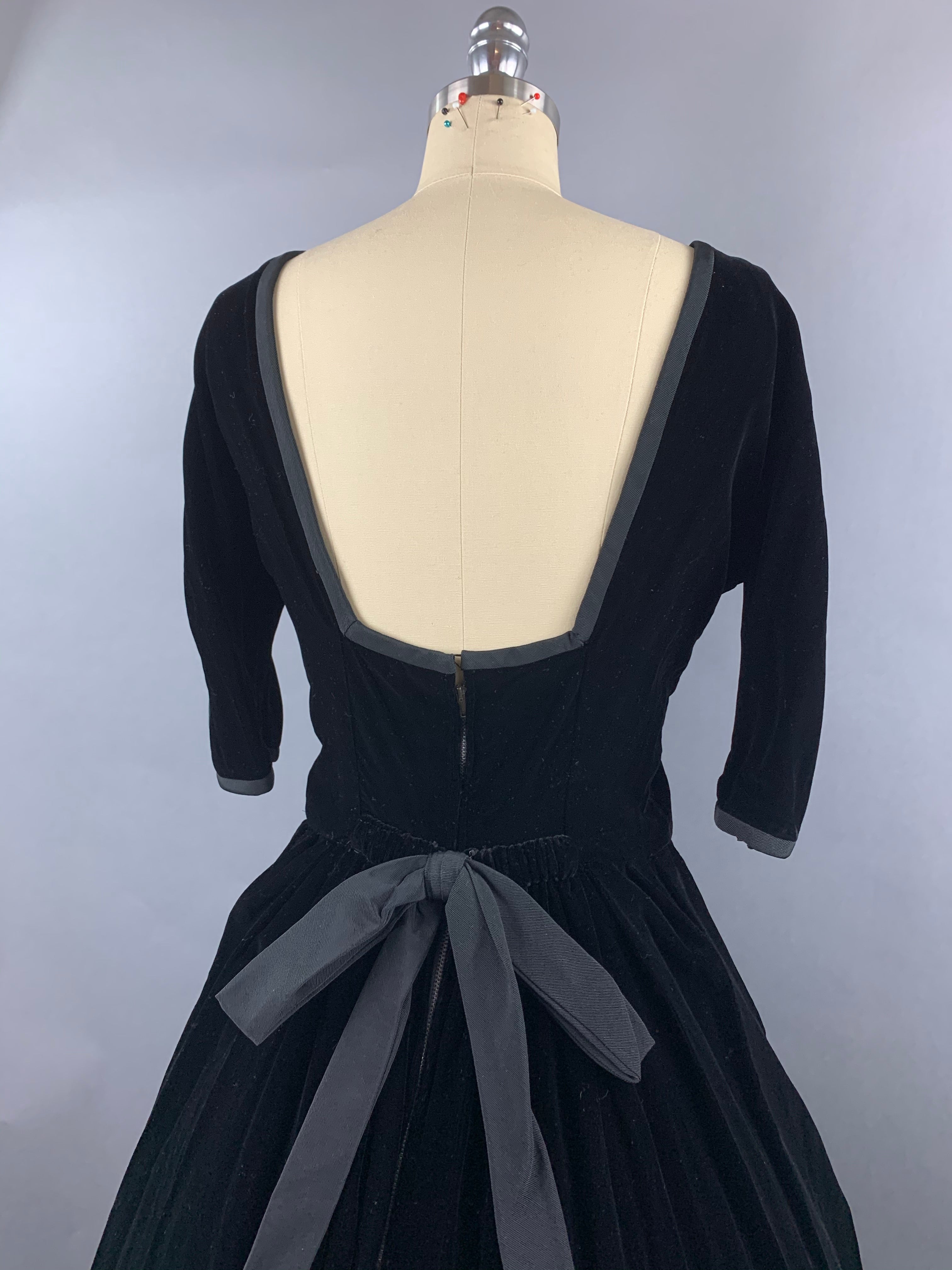 Late 1940s Early 1950s Hattie Carnegie Black Velvet Party Dress Size M