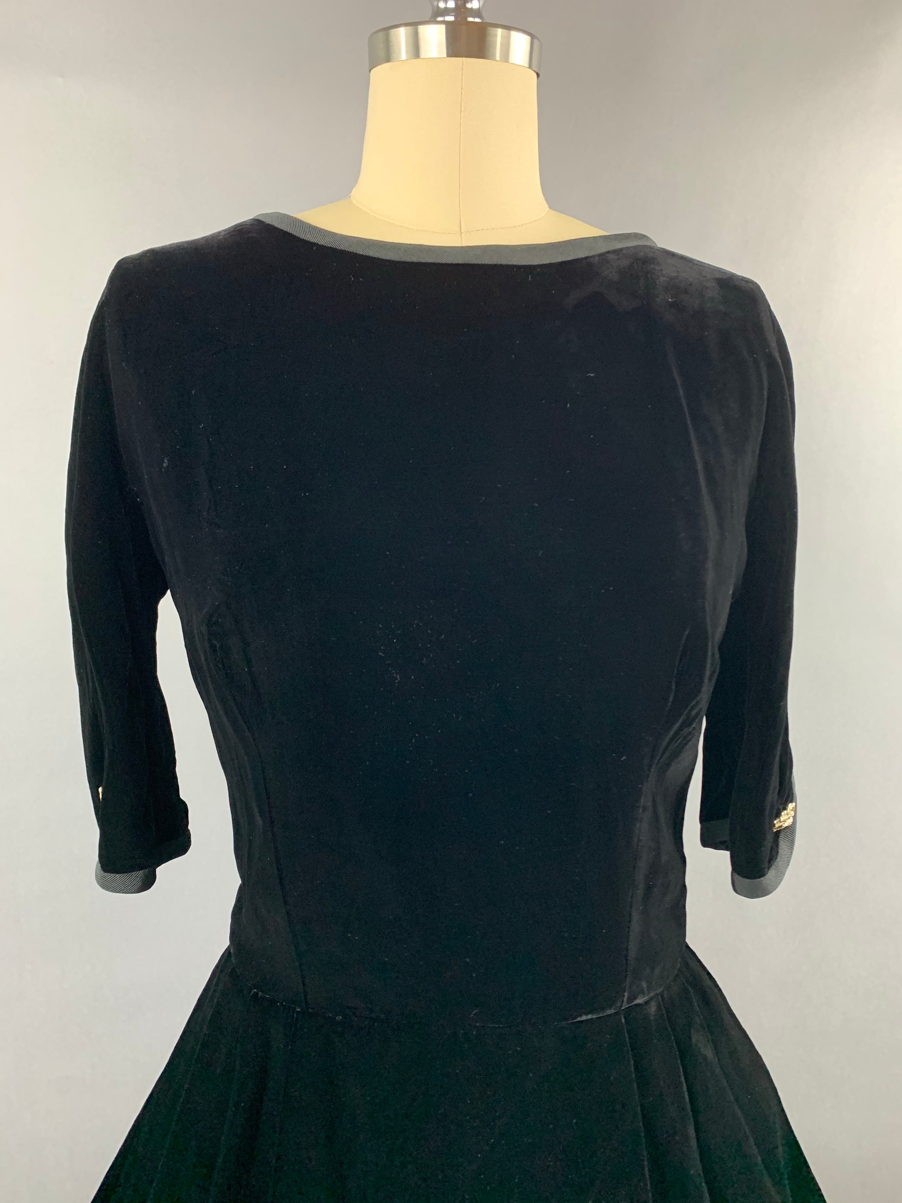 Late 1940s Early 1950s Hattie Carnegie Black Velvet Party Dress Size M