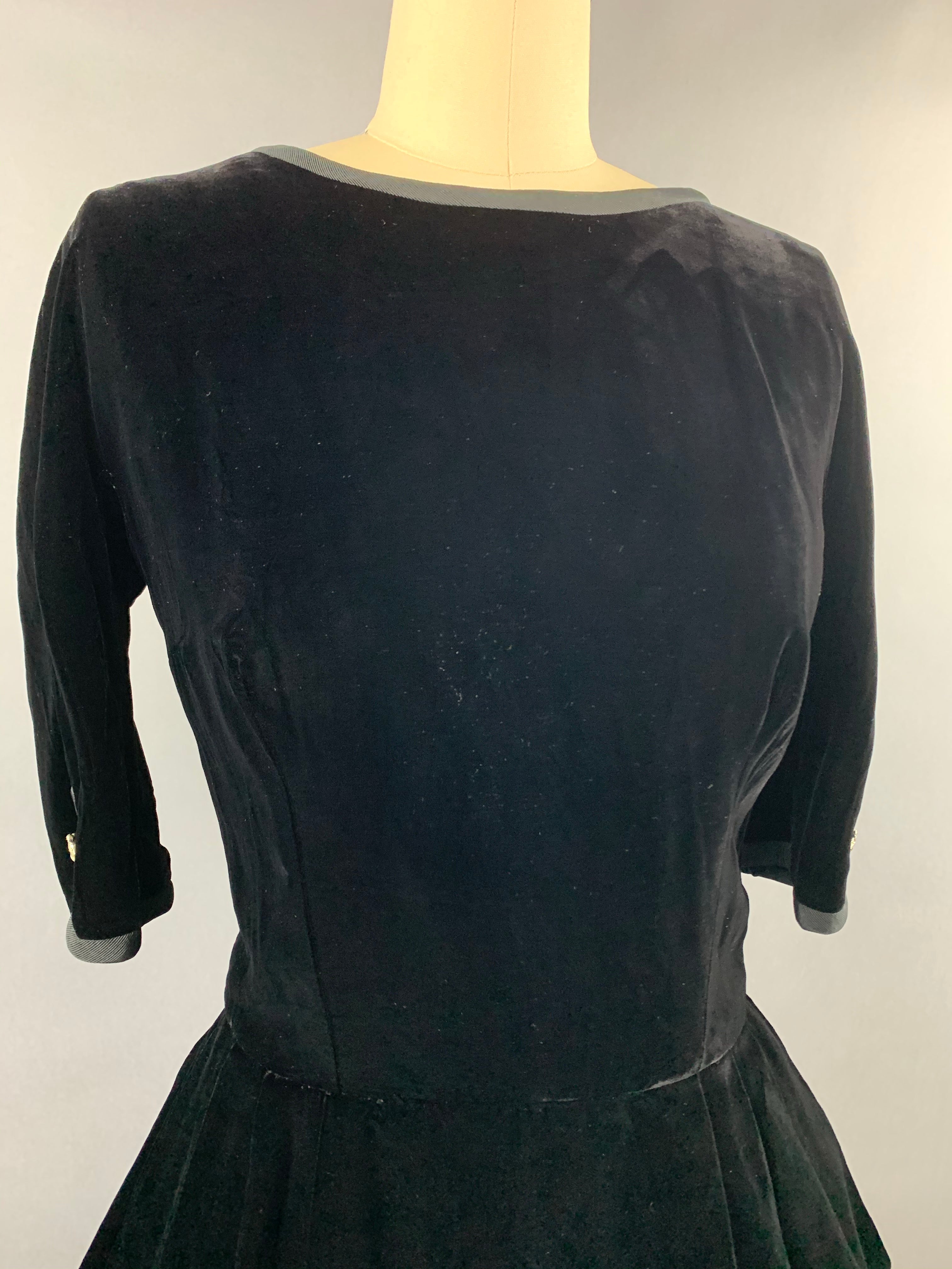 Late 1940s Early 1950s Hattie Carnegie Black Velvet Party Dress Size M