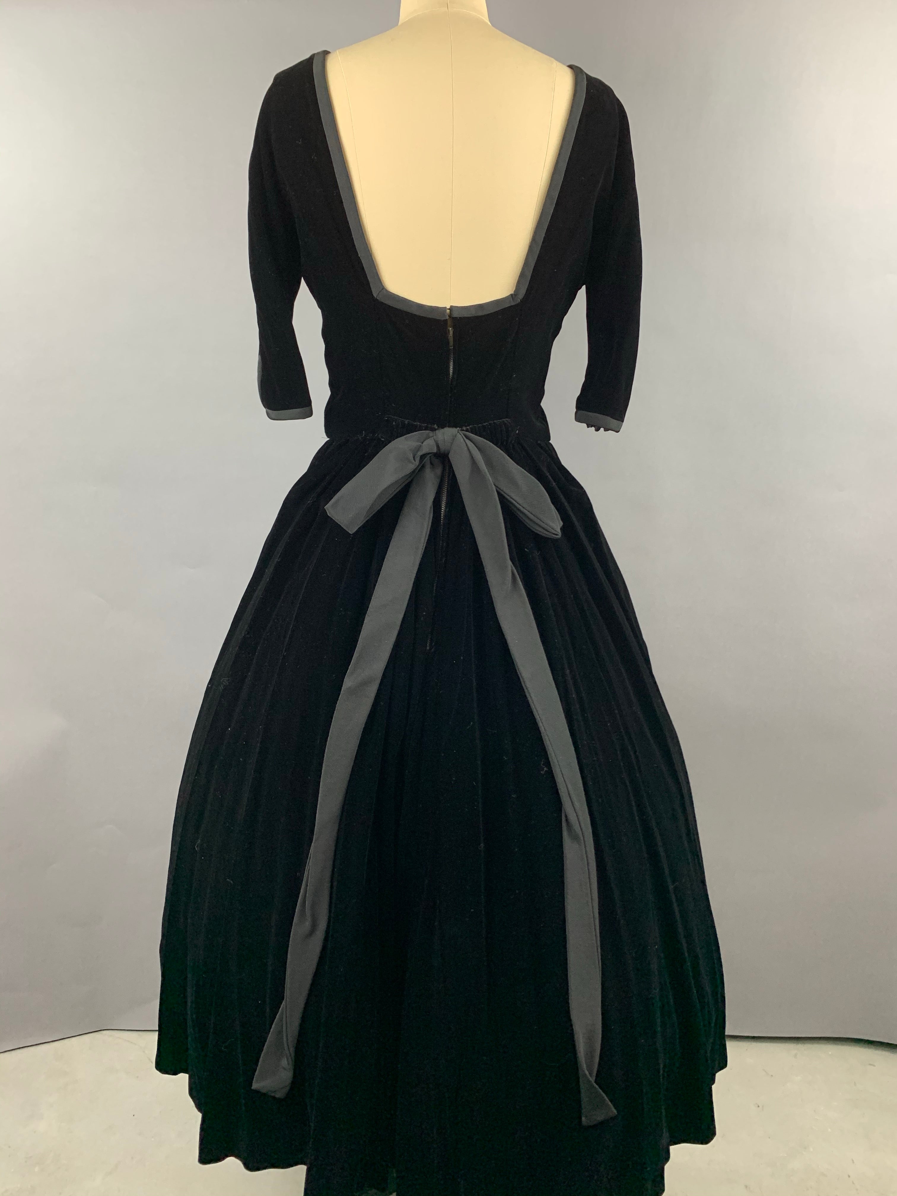 Late 1940s Early 1950s Hattie Carnegie Black Velvet Party Dress Size M