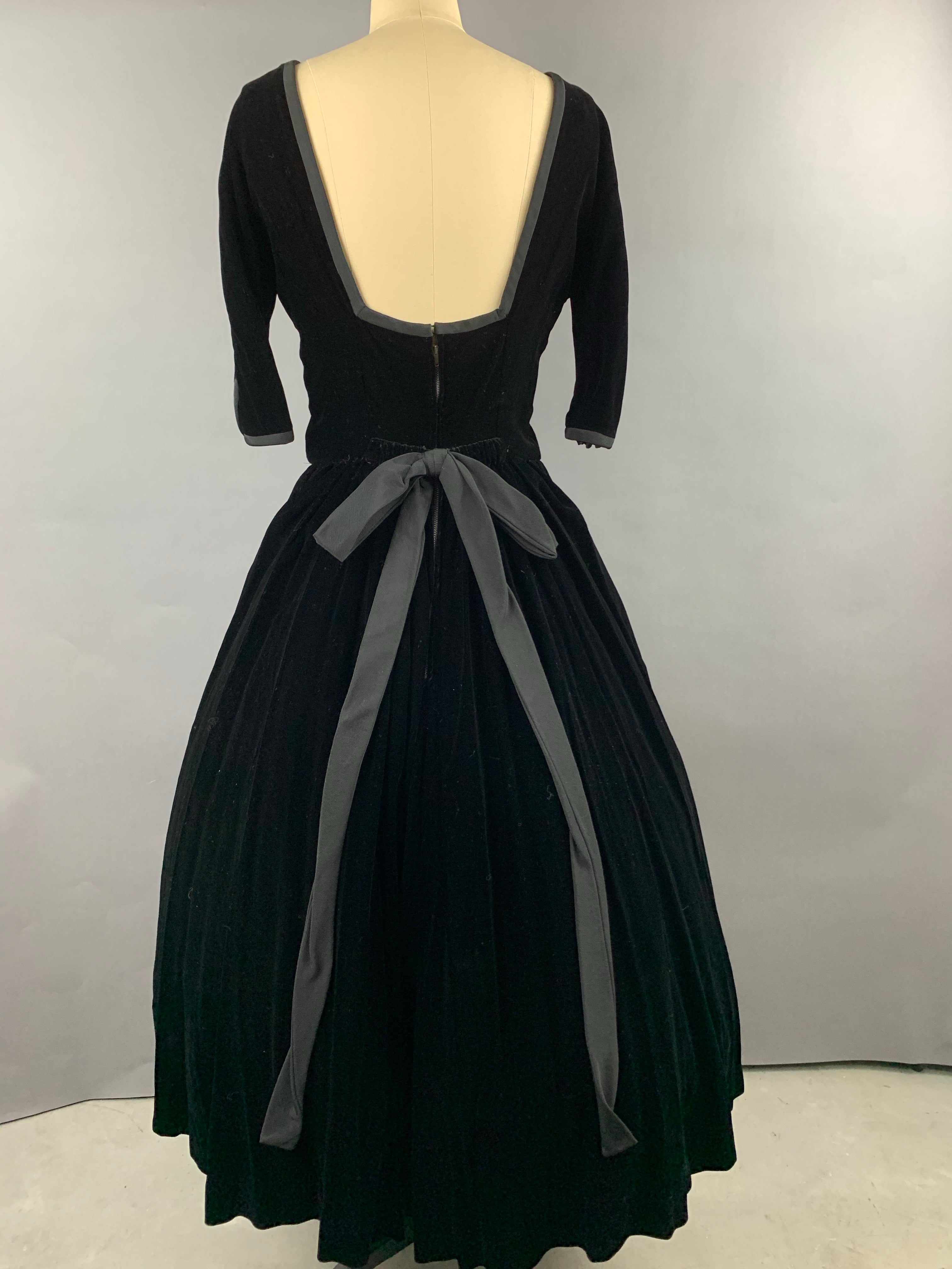 Late 1940s Early 1950s Hattie Carnegie Black Velvet Party Dress Size M