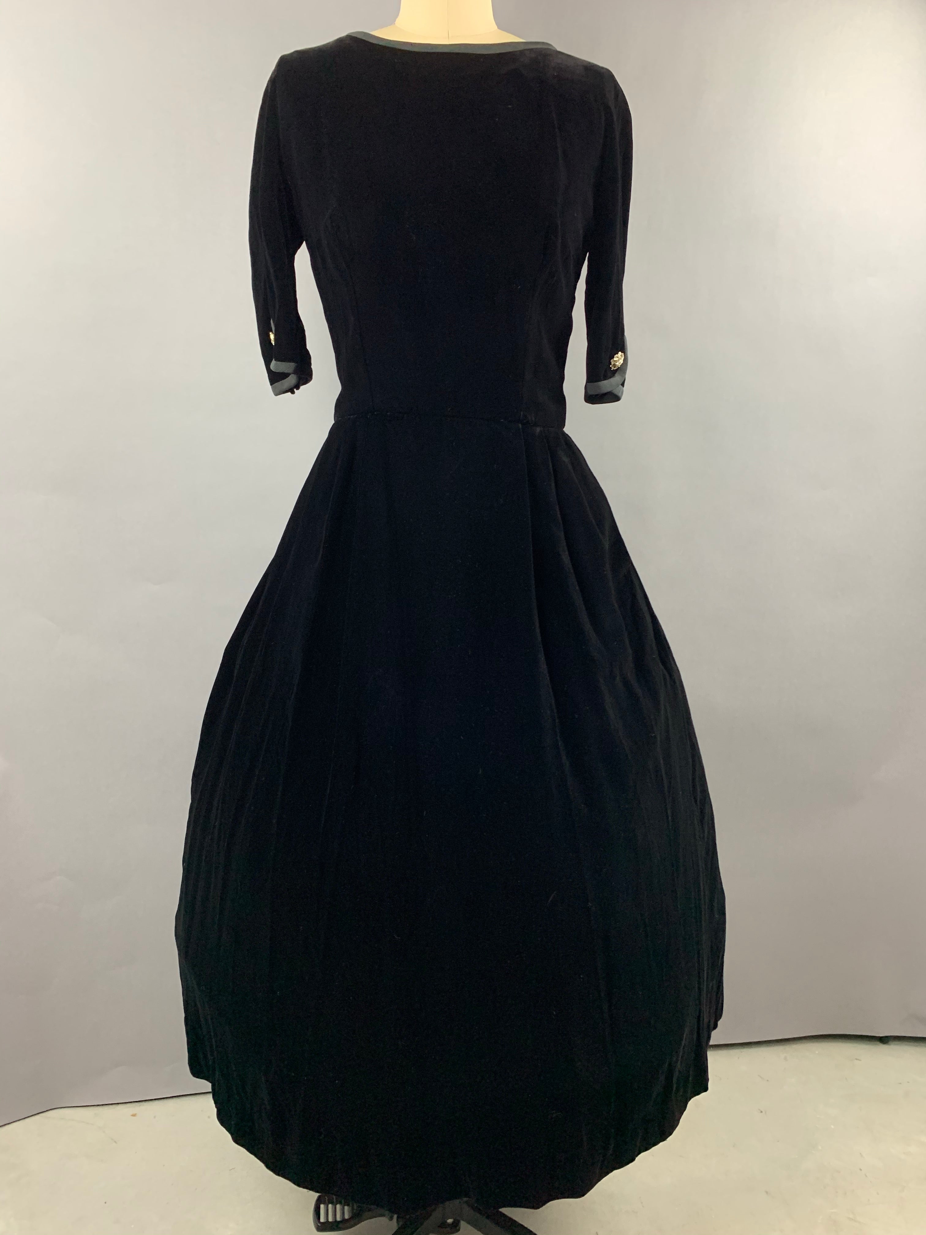 Late 1940s Early 1950s Hattie Carnegie Black Velvet Party Dress Size M