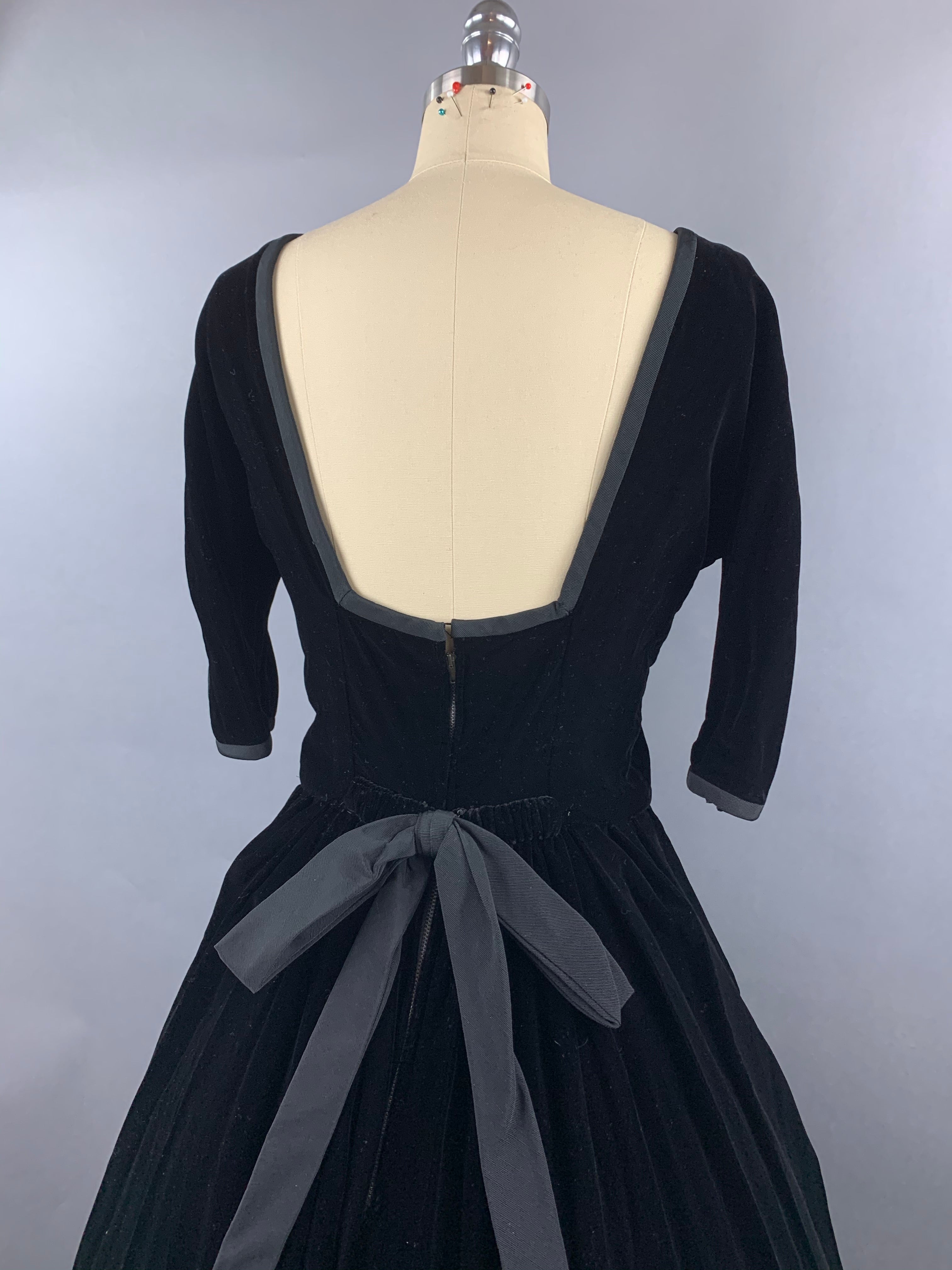 Late 1940s Early 1950s Hattie Carnegie Black Velvet Party Dress Size M