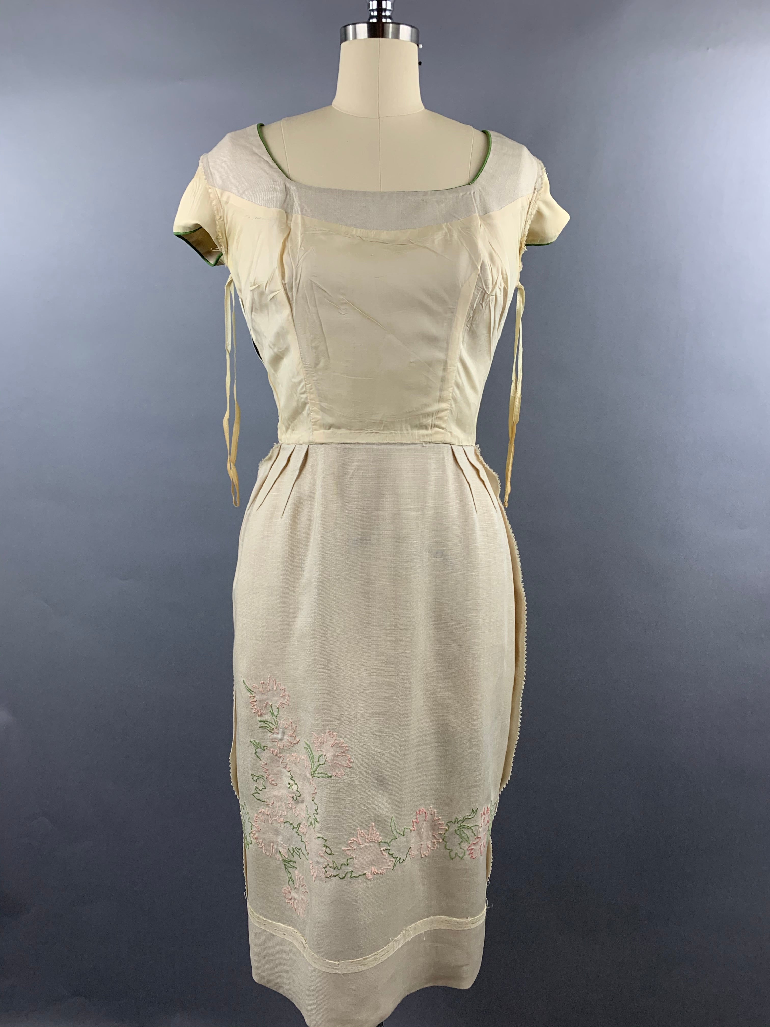 1950s Peggy Hunt Cream Linen Wiggle Dress with Carnation Applique Size S