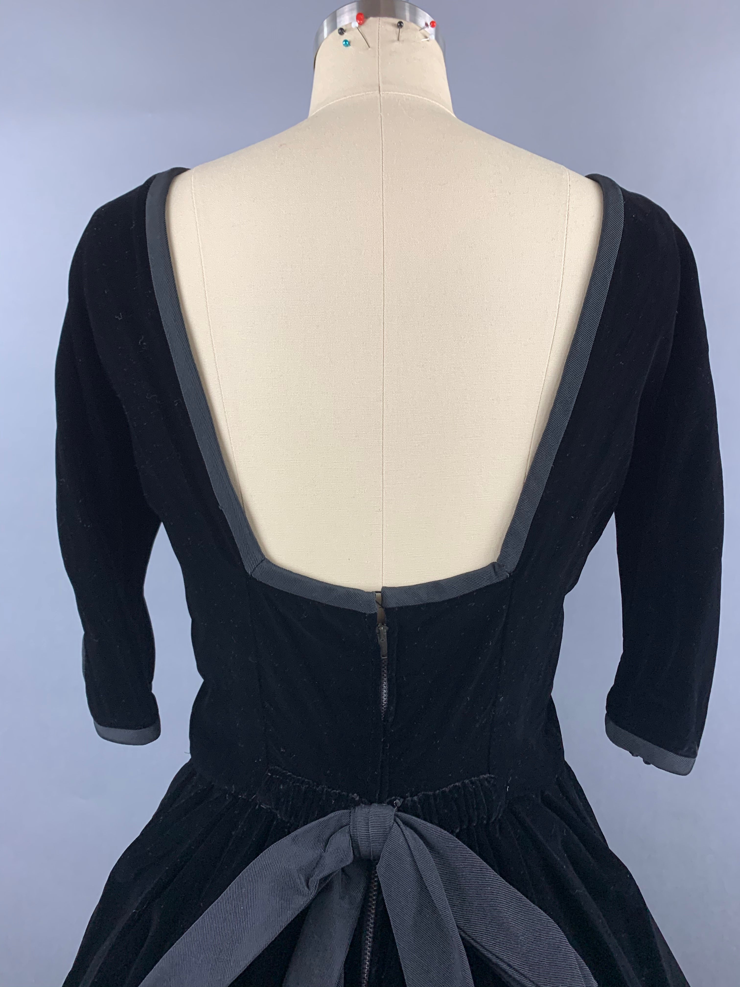 Late 1940s Early 1950s Hattie Carnegie Black Velvet Party Dress Size M